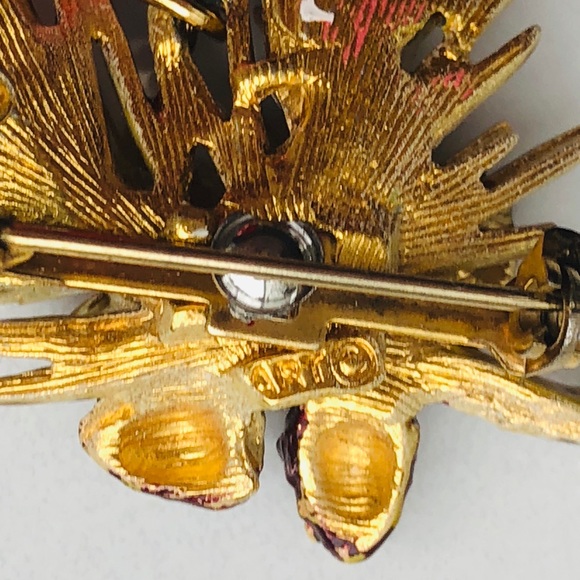 ART signed Christmas snow cap bough pine cone pin - Picture 5 of 10